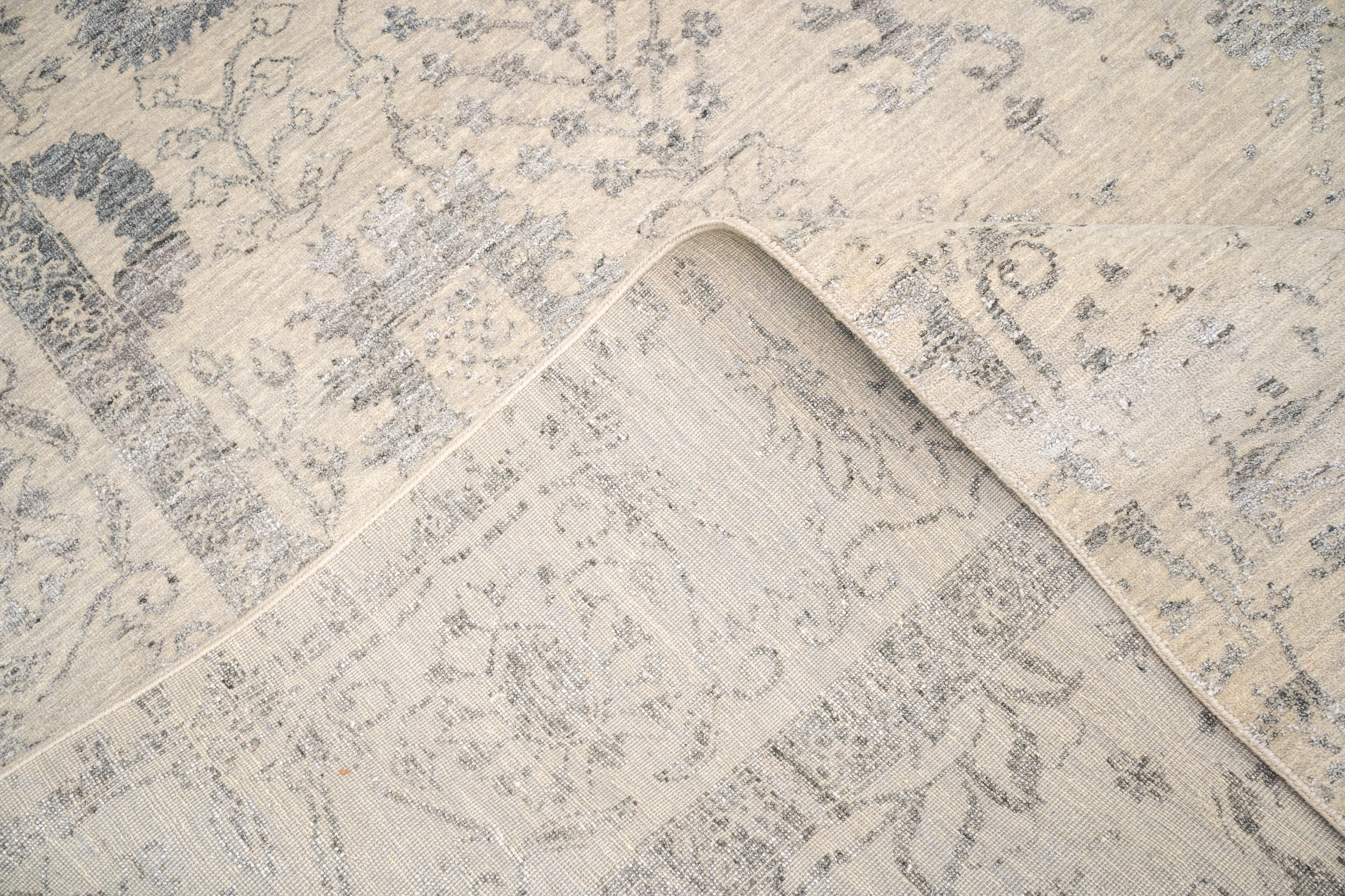 Handknotted Carpet, DIA- 3473 VASE 3, SILVER & BLACK